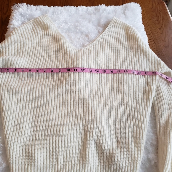 🌷Beige Vneck twisted knot sweater large - Picture 2 of 9